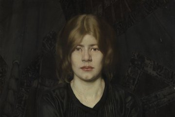 Portrait einer Frau vor schwarzem Hintergrund