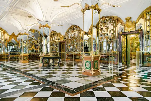 Raum mit Spiegeln und Ausstellungsstücken