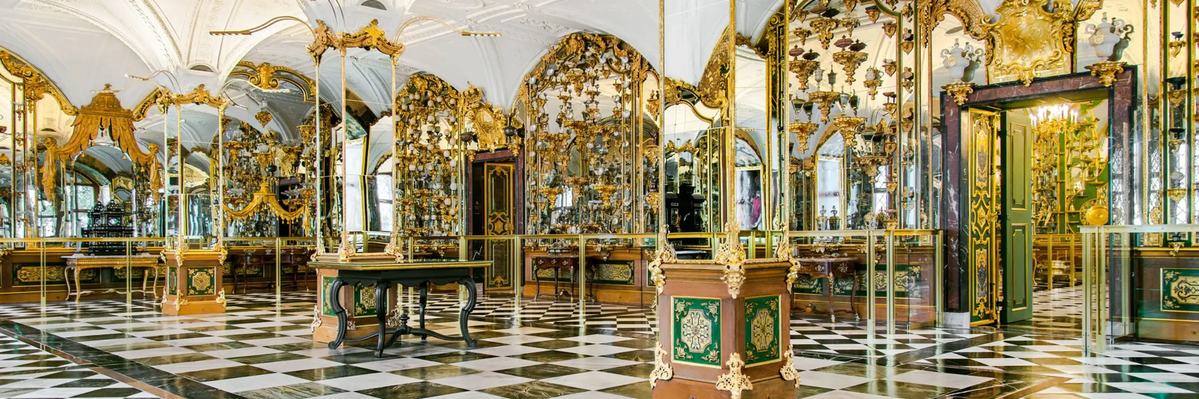 Raum mit Spiegeln und Ausstellungsobjekten an den Wänden