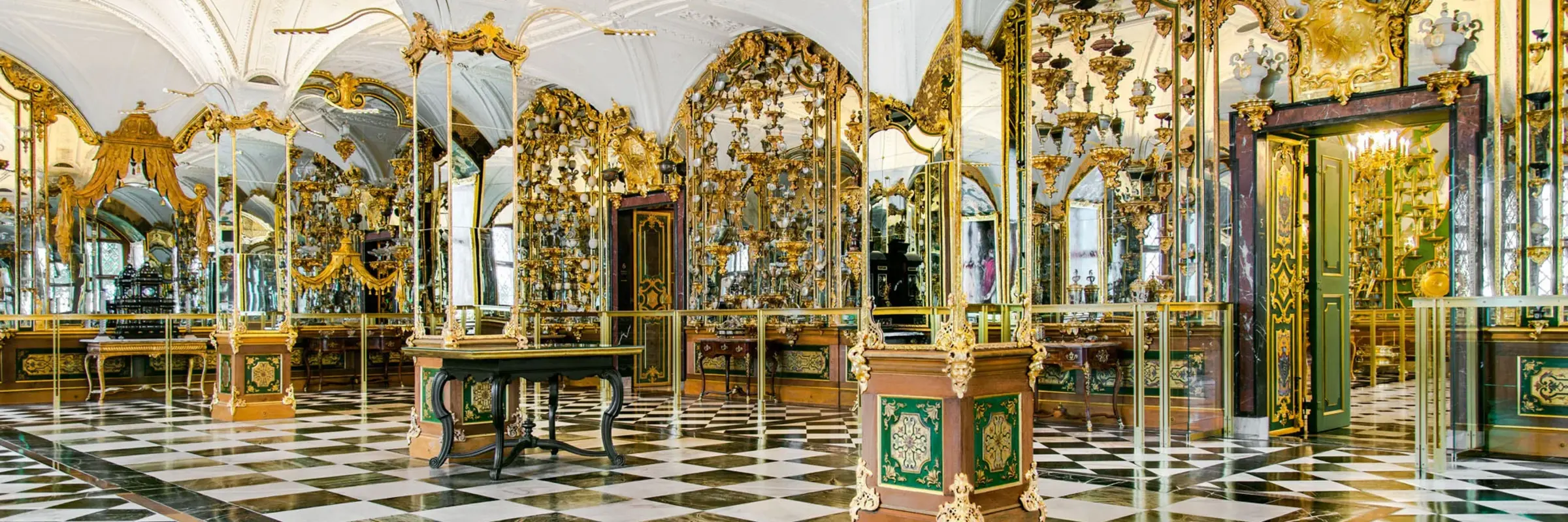 Raum mit Spiegeln und Ausstellungsobjekten an den Wänden