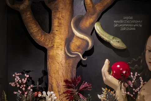 Gemälde eines Baumes mit Schlange und einer Frau mit Apfel