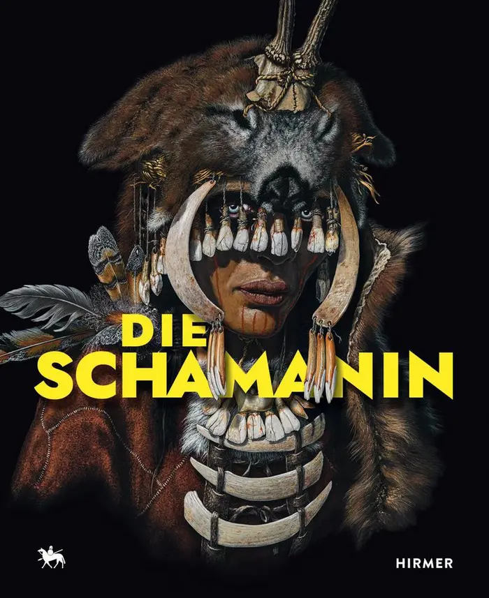 Zeichnung eines Frauenporträts mit Schmuck aus Federn, Knochen und Tierfellen