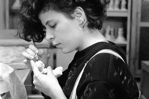 Frau die ein Porzellangefäß bemalt