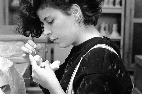 Frau die ein Porzellangefäß bemalt