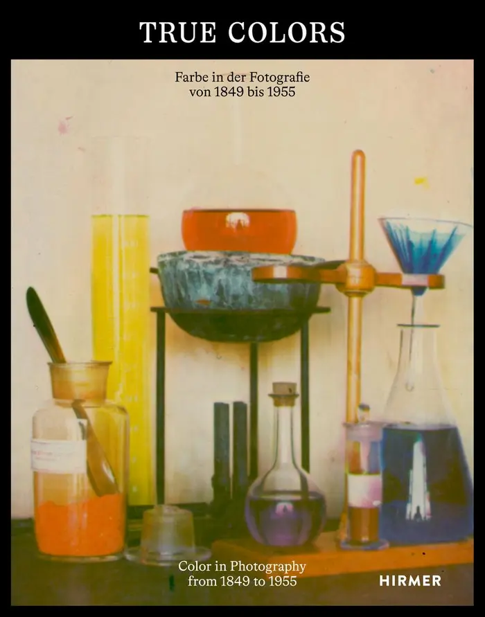 Fotografie mit Laborkolben und Glasgefäßen mit Chemikalien