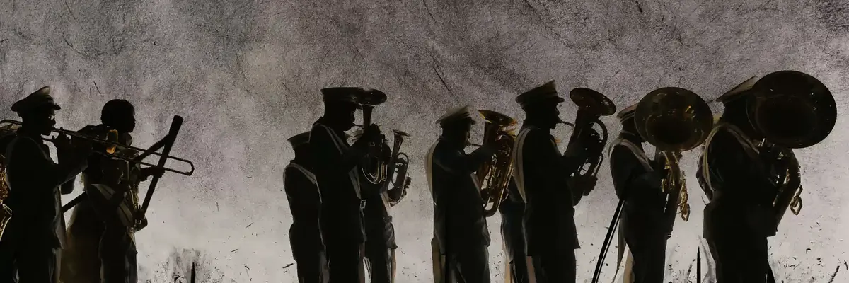 William Kentridge, Still aus „More Sweetly Play The Dance", 2014 Silhouetten von Menschen mit Blasinstrumenten vor einem grauen Hintergrund