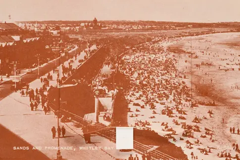 Postkarte einer in rot gehaltenen Landschaft