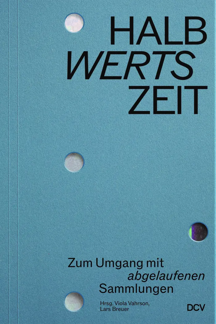 schlichtes Buchcover mit gestanzten Löchern