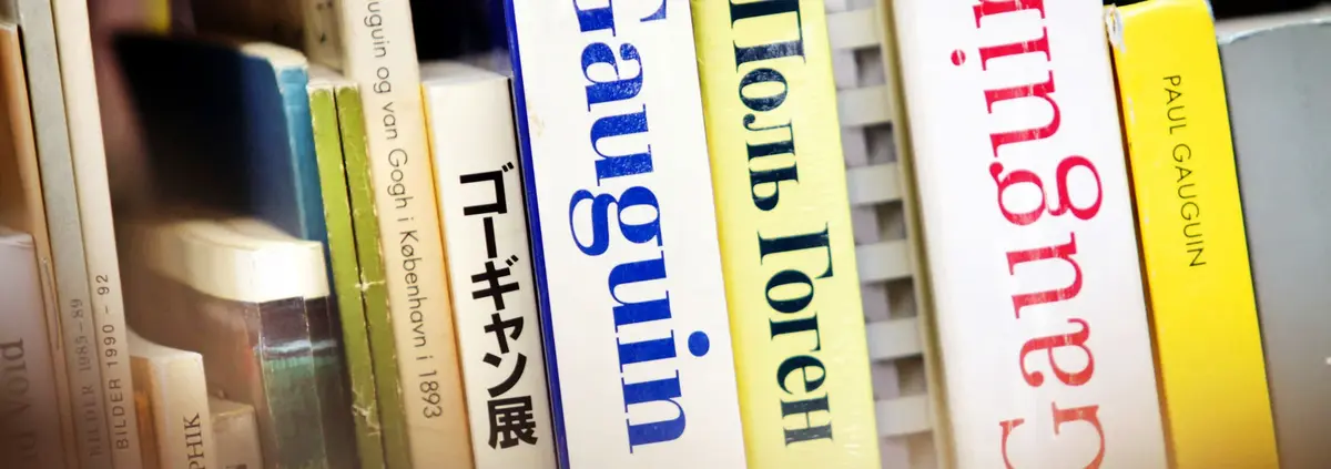 Buchrücken mehrerer Bücher in einem Regal