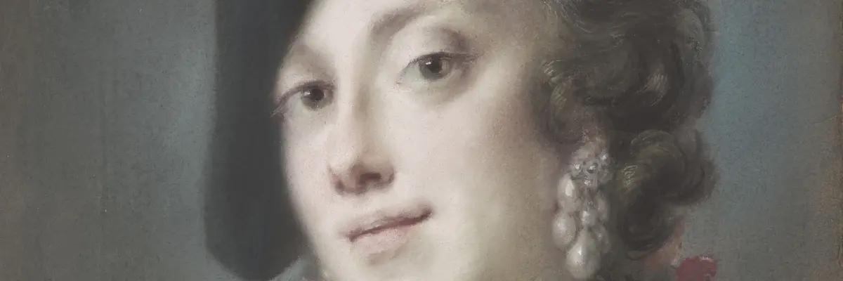 Porträt einer Frau mit schwarzem Dreispitz und Perlenschmuck