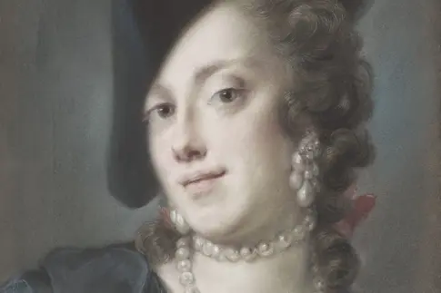 Porträt einer Frau mit Dreispitz und Perlenkette