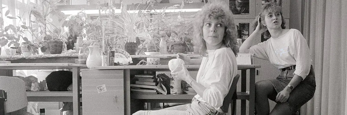 Fotografie mit zwei Frauen an einem Schreibtisch