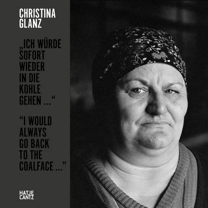 Von 1982 bis 2006 begleitete die Fotografin Christina Glanz aus nächster Nähe die teils dramatischen Transformationsprozesse in der Niederlausitz: von Kohlefrauen bis zur No-Future-Generation der 2000er-Jahre.