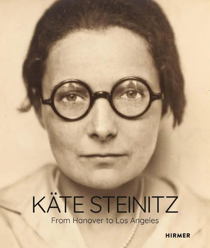Porträtfotografie einer jungen Frau mit Brille