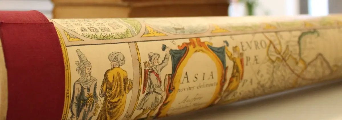 eine alte Landkarte, zusammengerollt