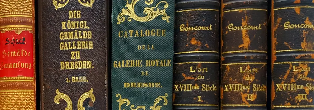 mehrere alte Buchrücken in verschiedenen Farben mit Goldprägung