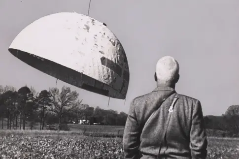 Buckminster Fuller beim Marine Corps Helikopterlift einer Geodätischen Kuppel, Orphan's Hill, North Carolina, USA, 1954