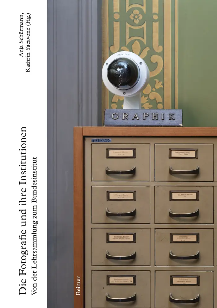 Buchcover mit Kamera und alten Karteikästen